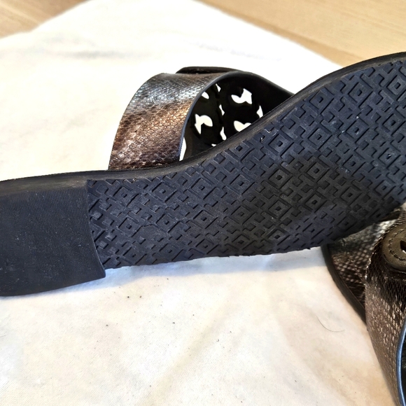 Tory Burch Louisa Flat Thong Metalic Diamond Back Print Leather 5.5. Like new. - Picture 7 of 8